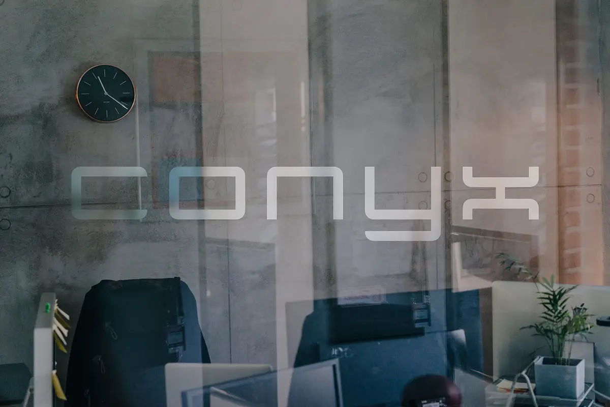 Büro mit conyx-Schriftzug auf der Glaswand